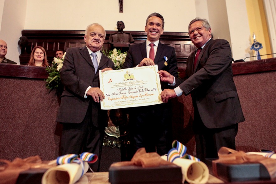 Leia mais sobre o artigo Ângelo Ferreira entrega Medalha Leão do Norte para Felipe Carreras