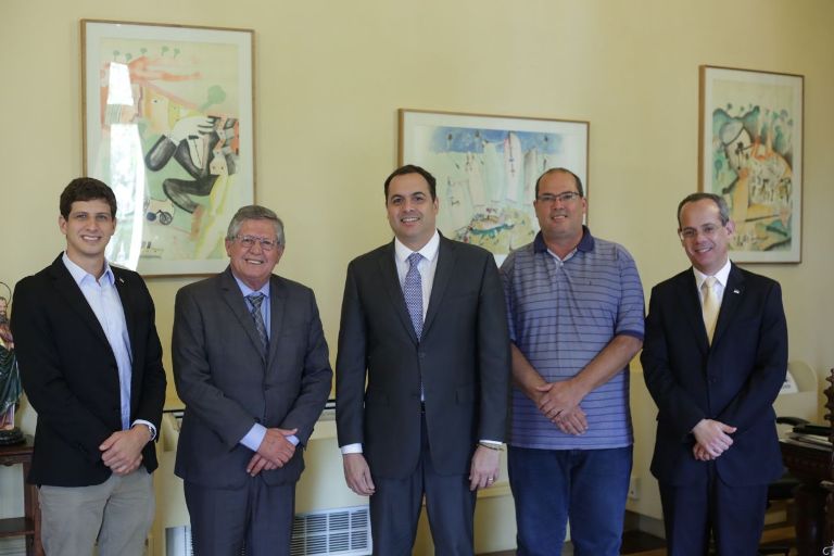 Leia mais sobre o artigo Ângelo Ferreira visita Paulo Câmara no Palácio do Campo das Princesas, no Recife