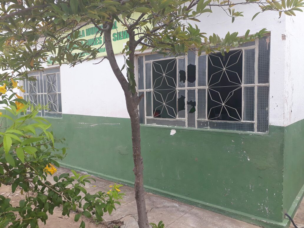 Leia mais sobre o artigo Escola de Sertânia é alvo de vandalismo
