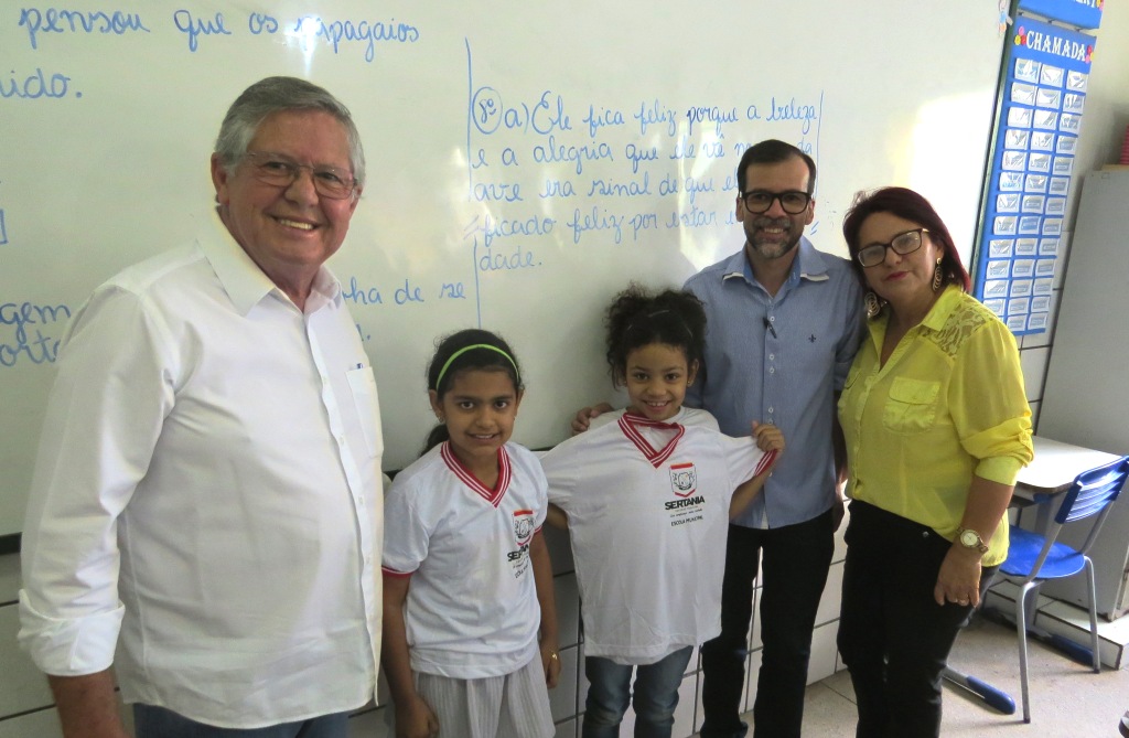 Leia mais sobre o artigo Ângelo Ferreira entrega fardamento a quase 5 mil alunos da Rede Municipal