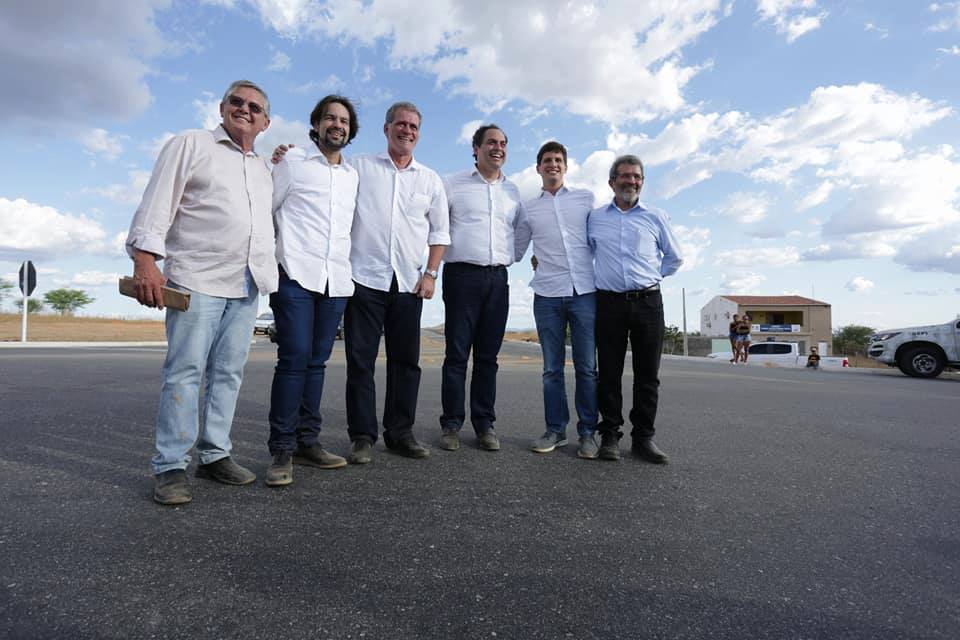 Leia mais sobre o artigo Ângelo Ferreira recepciona governador em Sertânia e inaugura Contorno Rodoviário