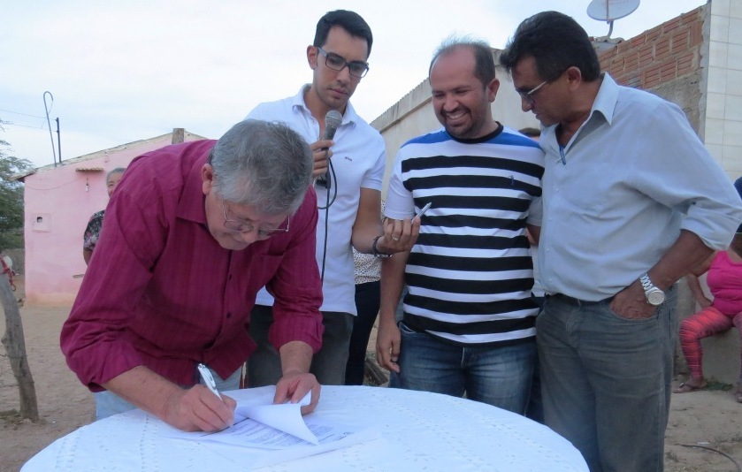 Leia mais sobre o artigo Ângelo Ferreira assina ordem de serviço para pavimentação de ruas