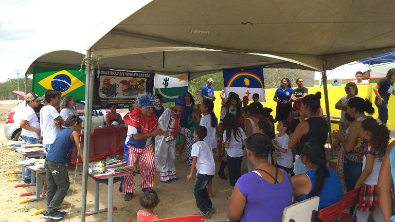 Leia mais sobre o artigo Escola da Zona Rural de Sertânia recebe projeto de incentivo à leitura