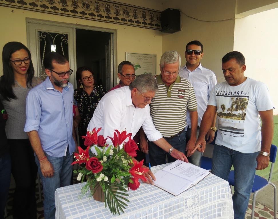 Leia mais sobre o artigo Prefeito Ângelo Ferreira assina ordens de serviço