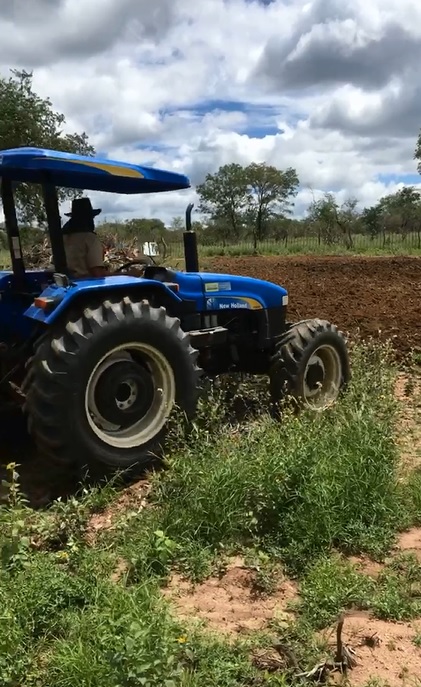 Leia mais sobre o artigo Aração de terra e recuperação de estradas é constante, na Zona Rural de Sertânia