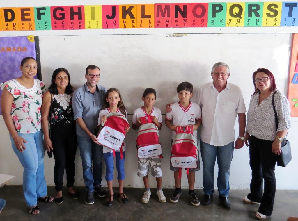 Leia mais sobre o artigo Ângelo Ferreira entrega 3 mil mochilas aos estudantes, em Sertânia