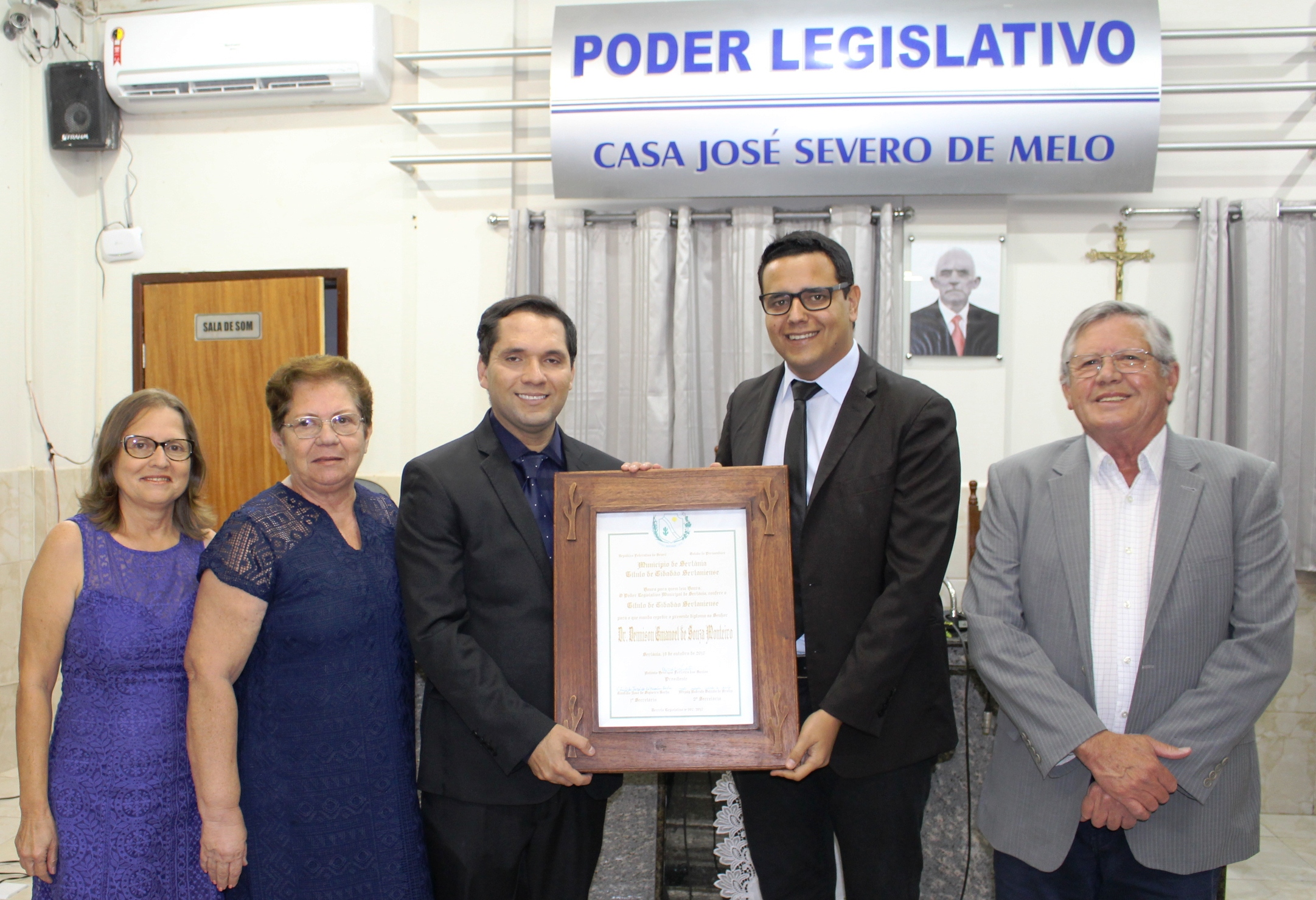 Leia mais sobre o artigo Solenidade de entrega de título reúne autoridades