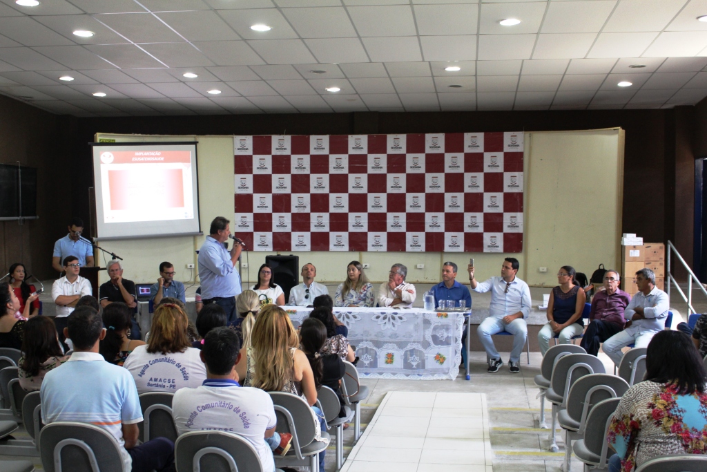 Leia mais sobre o artigo Ângelo Ferreira entrega tablets para agentes de Saúde, em Sertânia