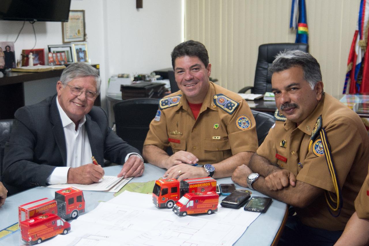 Leia mais sobre o artigo Ângelo Ferreira assina termo de compromisso com o Corpo de Bombeiros