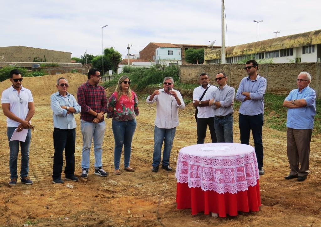 Leia mais sobre o artigo Ângelo Ferreira assina ordem de serviço para construção de posto de saúde