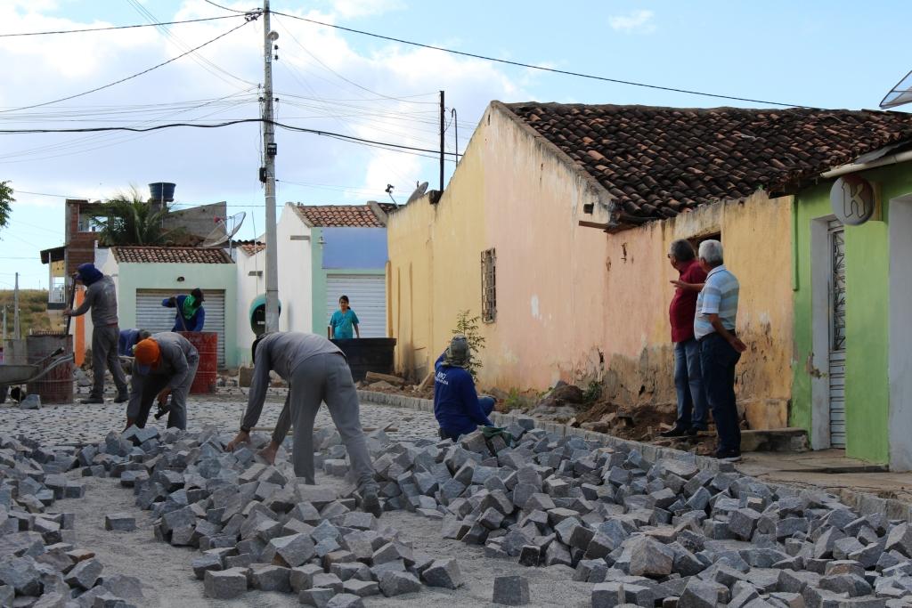 Leia mais sobre o artigo Ângelo Ferreira visita obras em andamento em Sertânia