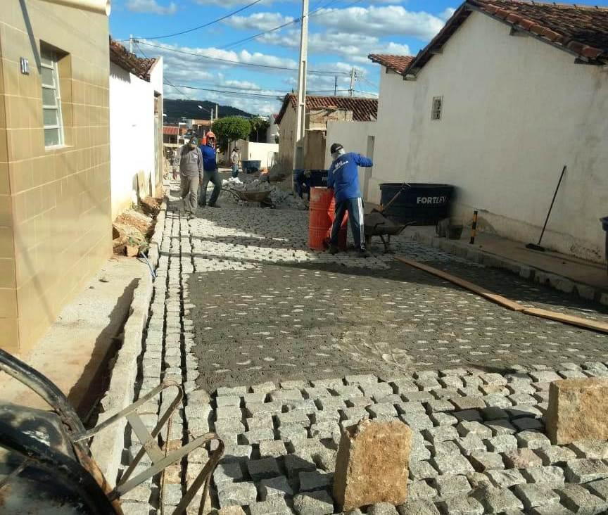 Leia mais sobre o artigo Ruas de Sertânia recebem pavimentação