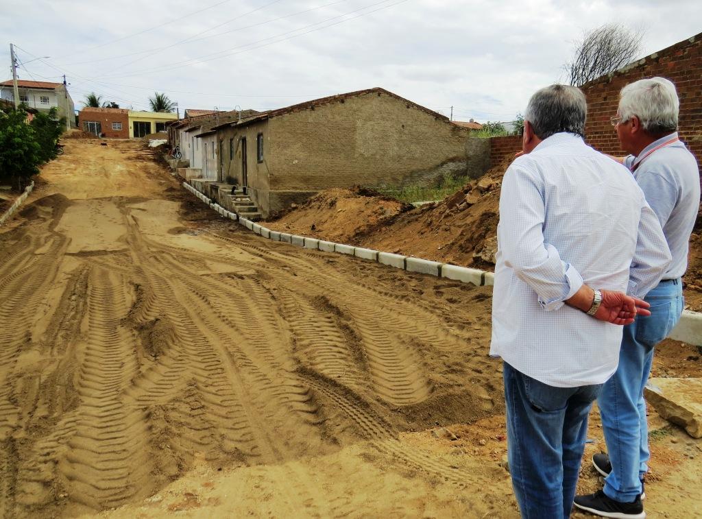 Leia mais sobre o artigo Nova pavimentação tem início na sede do município de Sertânia