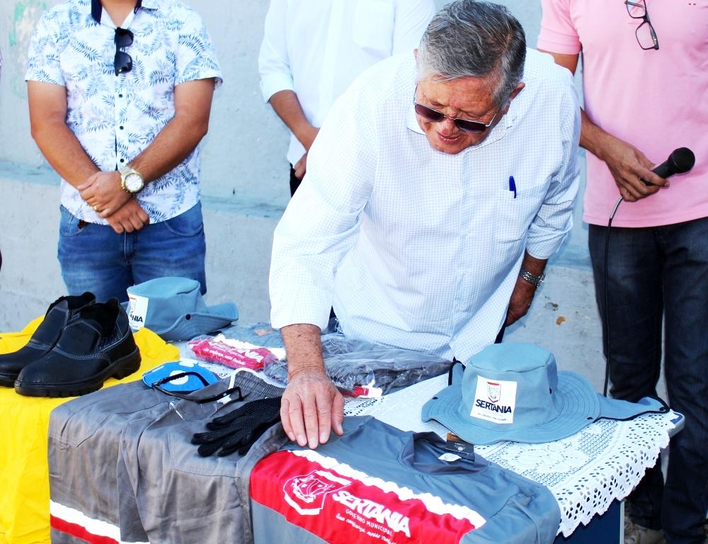 Leia mais sobre o artigo Prefeitura de Sertânia entrega fardamentos e equipamentos a profissionais   