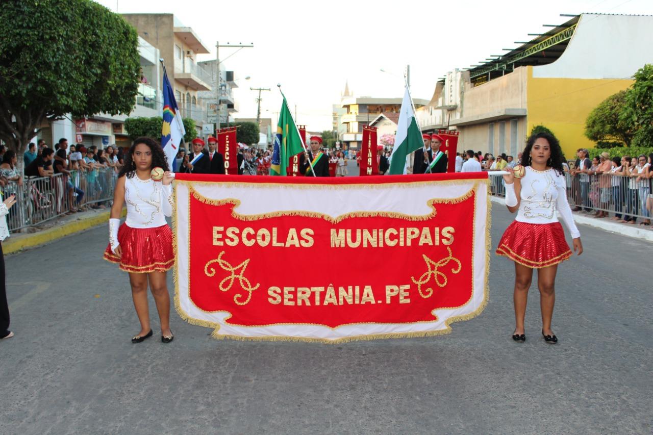Leia mais sobre o artigo Grande público marca presença nos desfiles de 7 de setembro em Sertânia