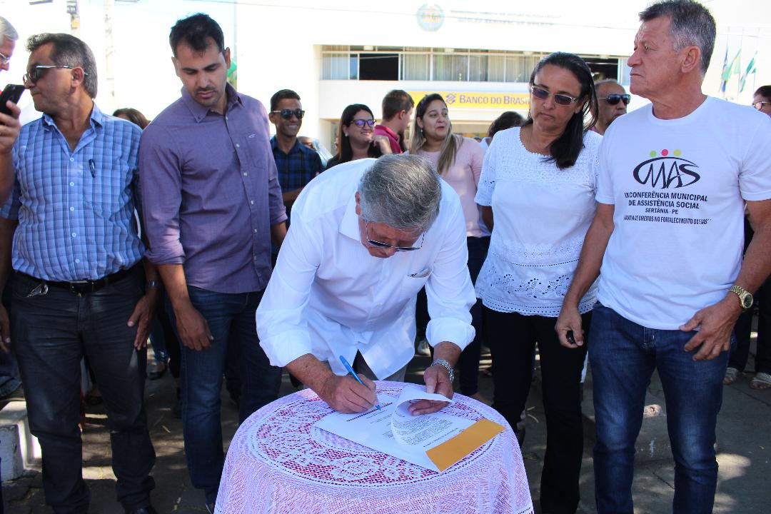 Leia mais sobre o artigo Prefeito assina ordem de serviço para obra de requalificação do centro de Sertânia