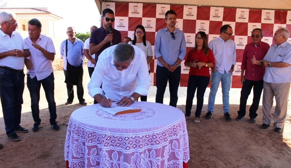 Leia mais sobre o artigo Prefeito Ângelo Ferreira assina ordem de serviço para calçamento de mais três ruas