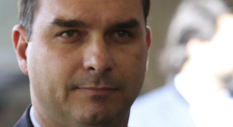 Leia mais sobre o artigo MP investiga assessores de Flávio Bolsonaro e de outros 21 deputados do Rio