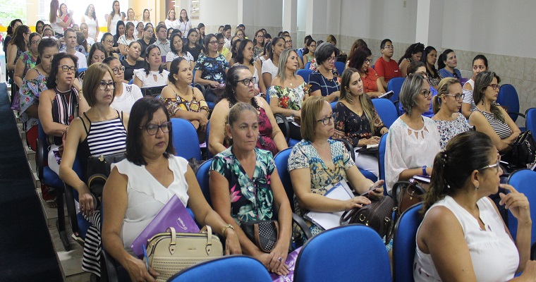 Leia mais sobre o artigo Governo Municipal de Sertânia realiza formação com professores e faz entrega de livros
