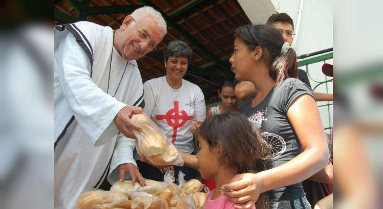 Leia mais sobre o artigo Fundação Terra distribui pães e peixes para famílias carentes na Semana Santa