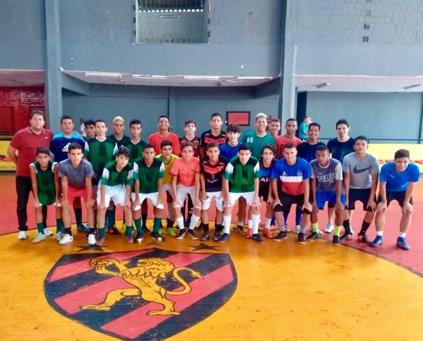 Leia mais sobre o artigo Alunos da escolinha de futsal de Sertânia visitam instalações do Sport e PSG, em Recife