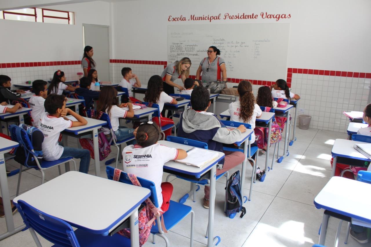 Leia mais sobre o artigo Alunos da rede municipal de Sertânia recebem cestas básicas