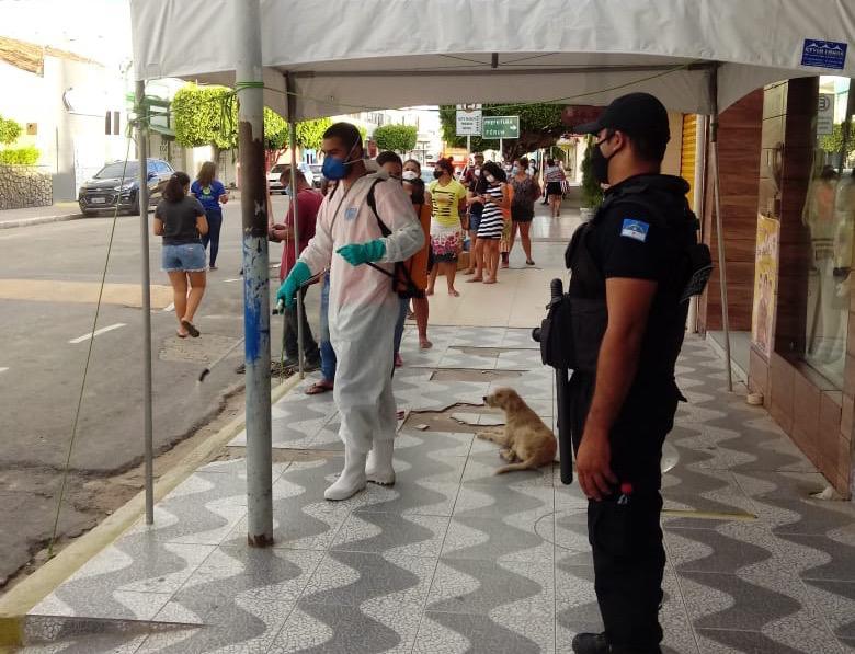 Leia mais sobre o artigo Vigilância Sanitária de Sertânia faz trabalho de sanitização nos bancos e lotéricas