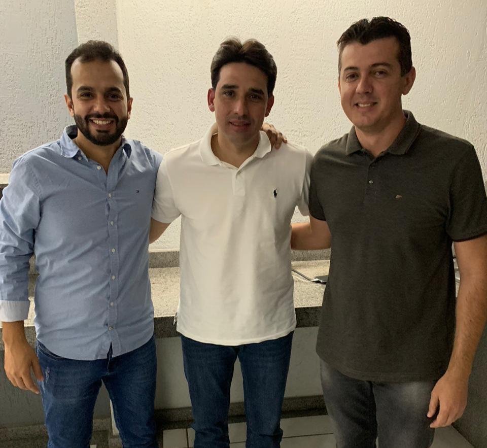 Leia mais sobre o artigo Pré-candidato a prefeito de Venturosa, Adriano do Posto se filia ao Republicanos