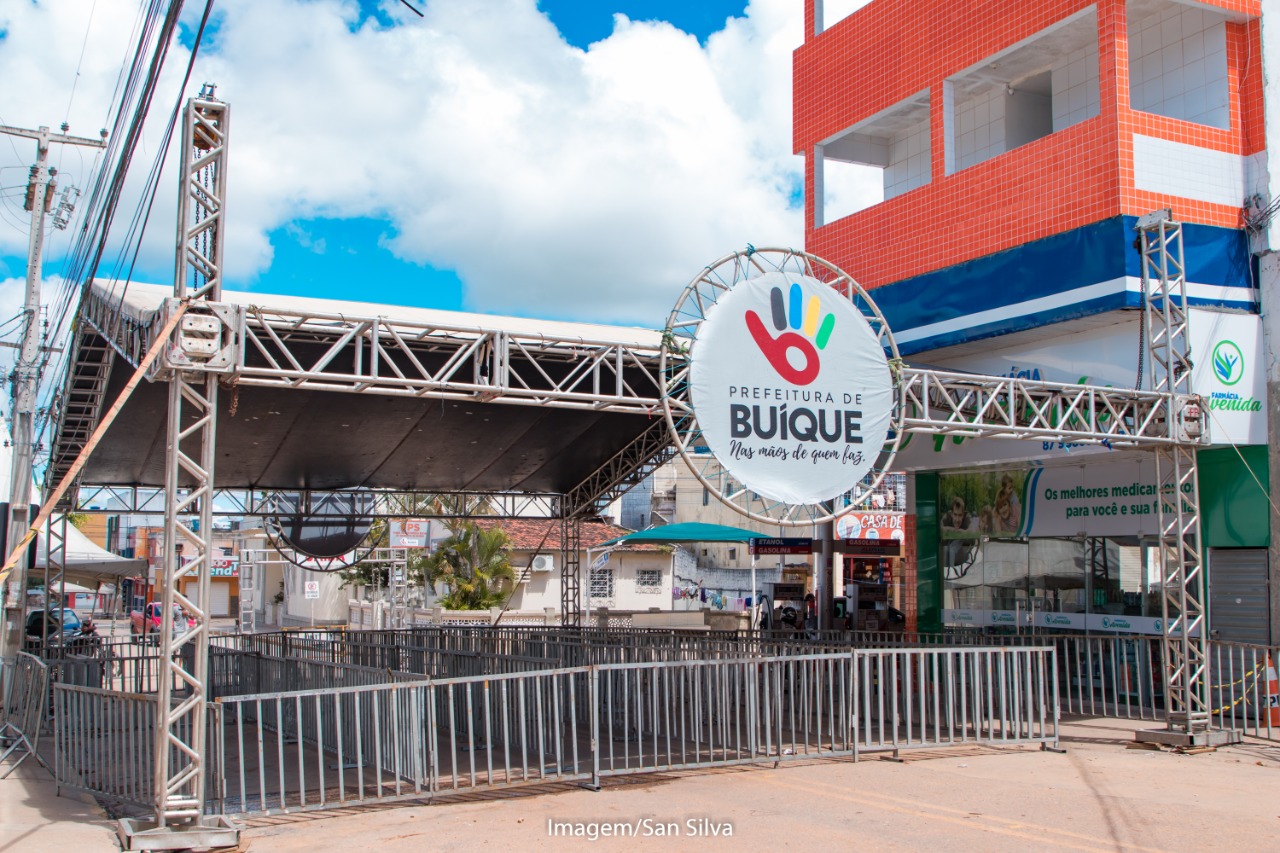 Leia mais sobre o artigo Prefeitura de Buíque organiza espaço para controlar filas em frente a agência da Caixa