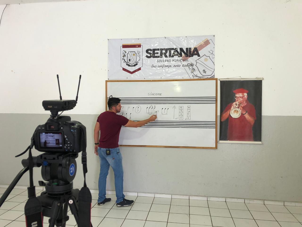 Leia mais sobre o artigo Prefeitura de Sertânia produz videoaulas para alunos da Escola de Música Demétrio Dias Araújo