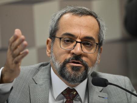 Leia mais sobre o artigo Alexandre de Moraes dá 5 dias para Weintraub explicar declaração sobre prisão de ministros do STF