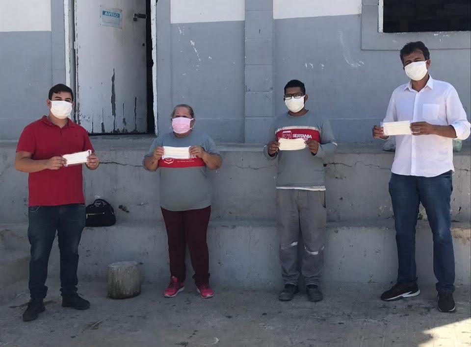 Leia mais sobre o artigo Coronavírus: Prefeitura de Sertânia entrega máscaras para servidores da Secretaria de Serviços Públicos