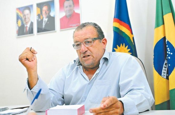 Leia mais sobre o artigo Nemias Gonçalves, ex-prefeito de Custódia, morre após ataque de abelhas