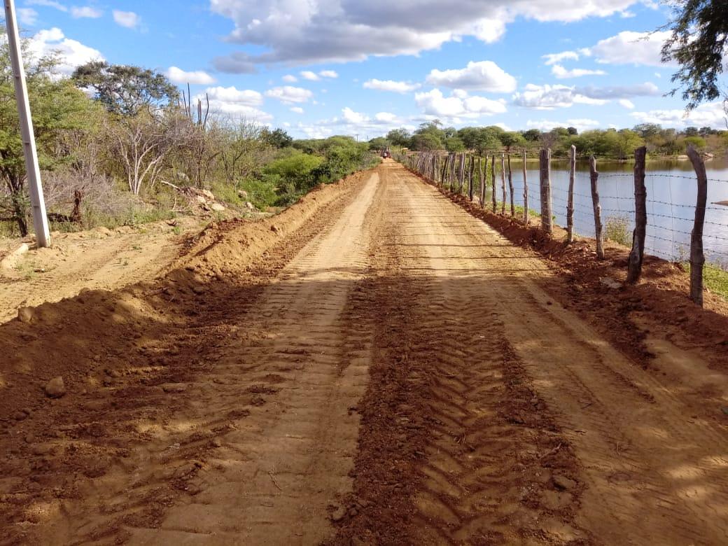 Leia mais sobre o artigo Prefeitura de Sertânia recupera parede de barragem em região do distrito de Algodões