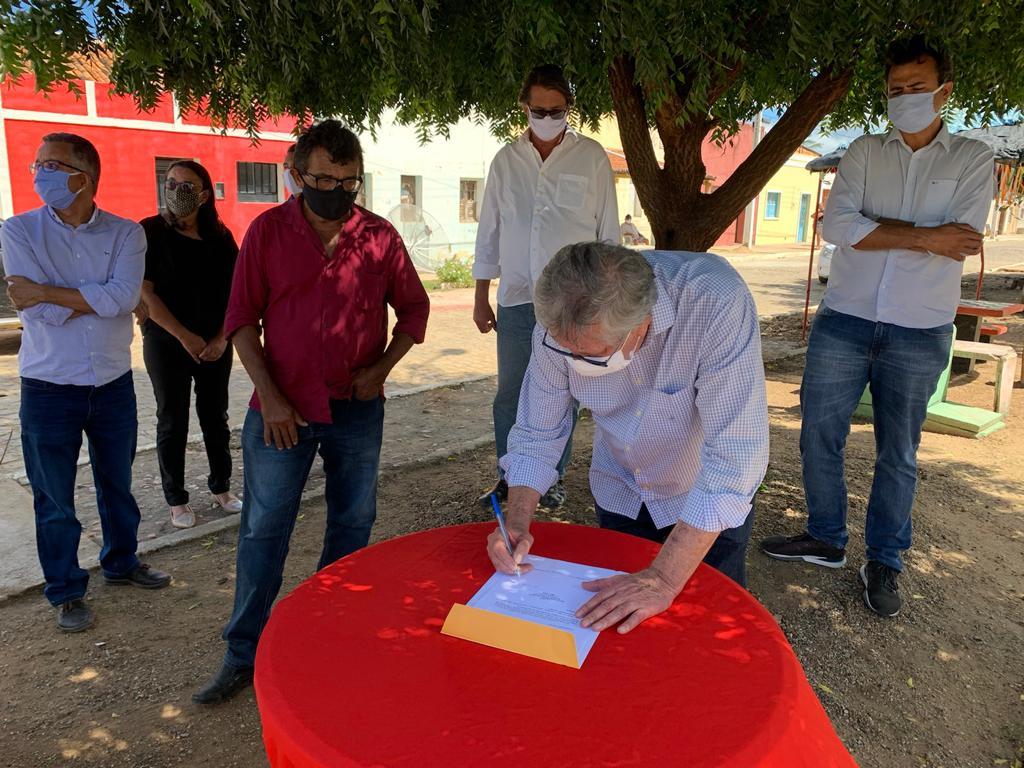 Leia mais sobre o artigo Prefeitura de Sertânia libera licitação para reforma de escola e praças, entrega ambulâncias e inaugura obras