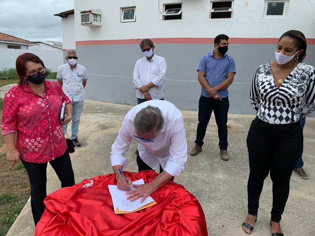 Leia mais sobre o artigo Prefeitura de Sertânia libera construção de quadra na Escola Constância Rodrigues