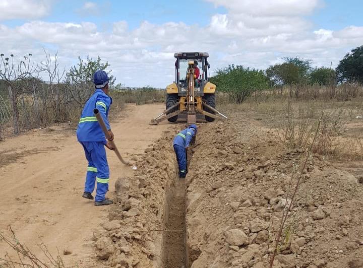 Leia mais sobre o artigo Em parceria com a Compesa, Prefeitura de Sertânia inicia construção de sistema de abastecimento d’água no sítio Pinheiro