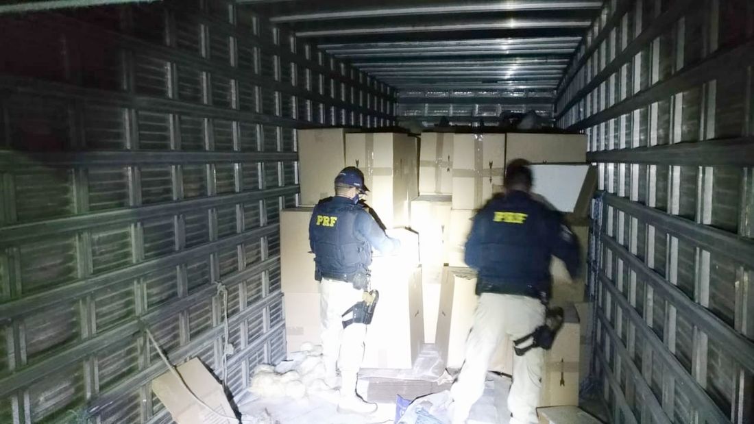 Leia mais sobre o artigo Sertânia: carga de 2,1 milhões de filtros para cigarro sem nota fiscal é apreendida pela da Polícia Rodoviária