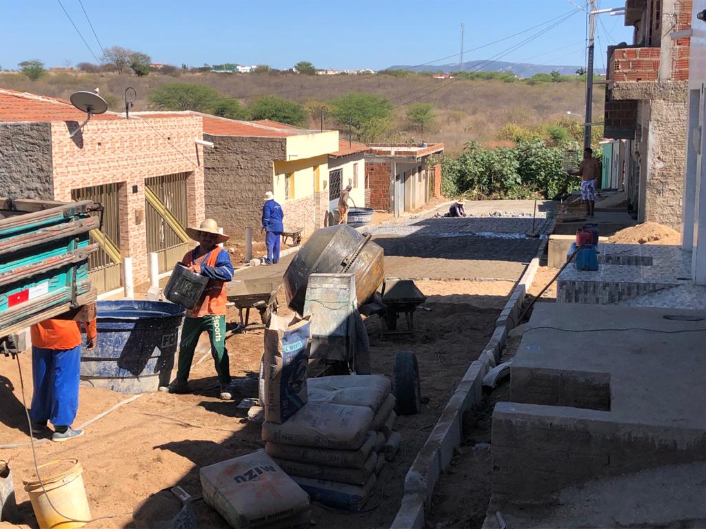 Leia mais sobre o artigo Prefeitura de Sertânia inicia calçamento da Rua Luiz Salvador de Araújo, no bairro Mário Melo