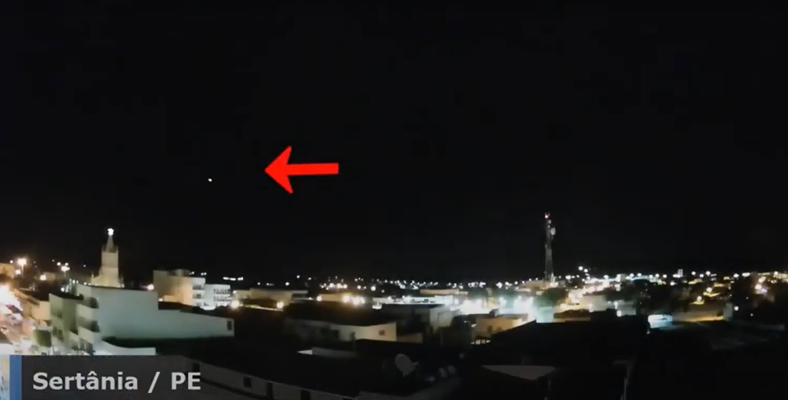 Leia mais sobre o artigo Câmera do Clima Ao Vivo registra passagem de meteoro em Sertânia, assista ao vídeo