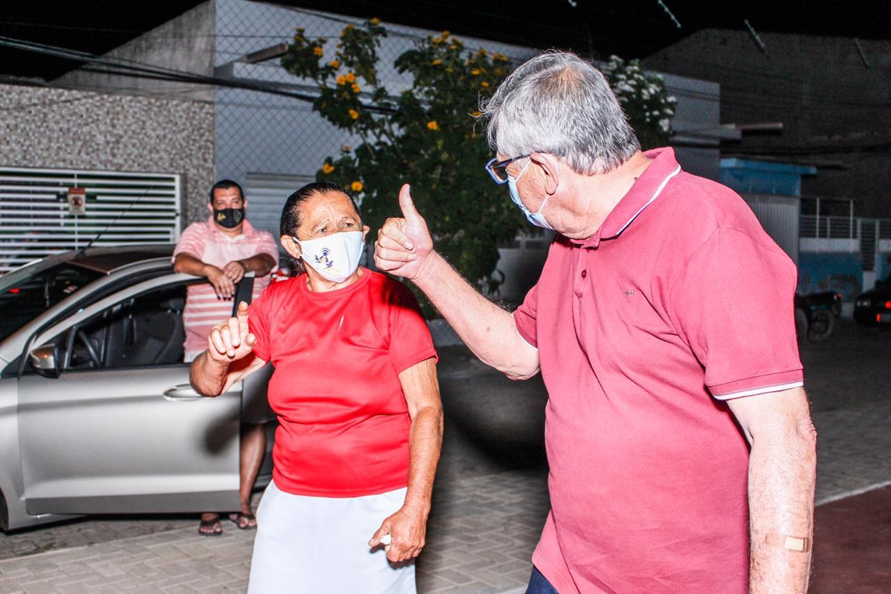 Leia mais sobre o artigo Em visita ao bairro Vila da Cohab, Ângelo Ferreira garante iluminação de led em toda Sertânia