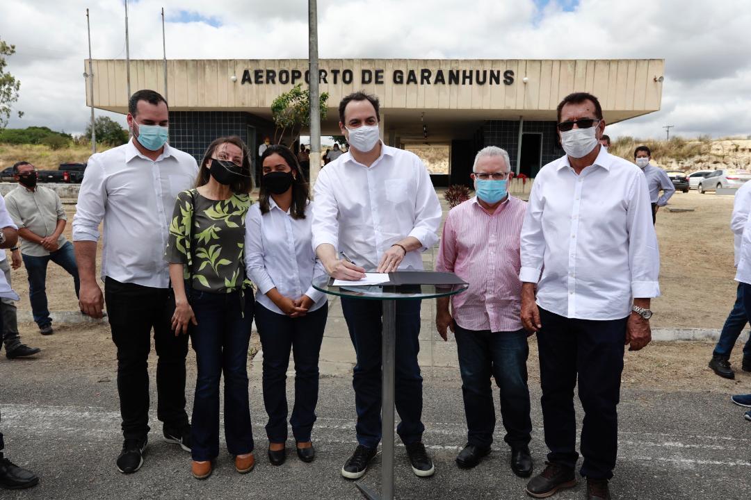 Leia mais sobre o artigo Paulo Câmara autoriza requalificação do Aeroporto de Garanhuns