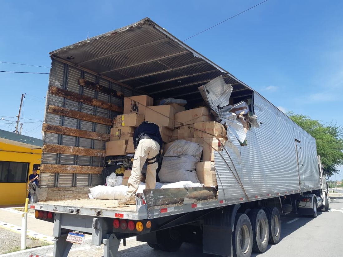 Leia mais sobre o artigo Carreta com sapatos falsificados bate em árvore, e população saqueia parte da carga em Arcoverde