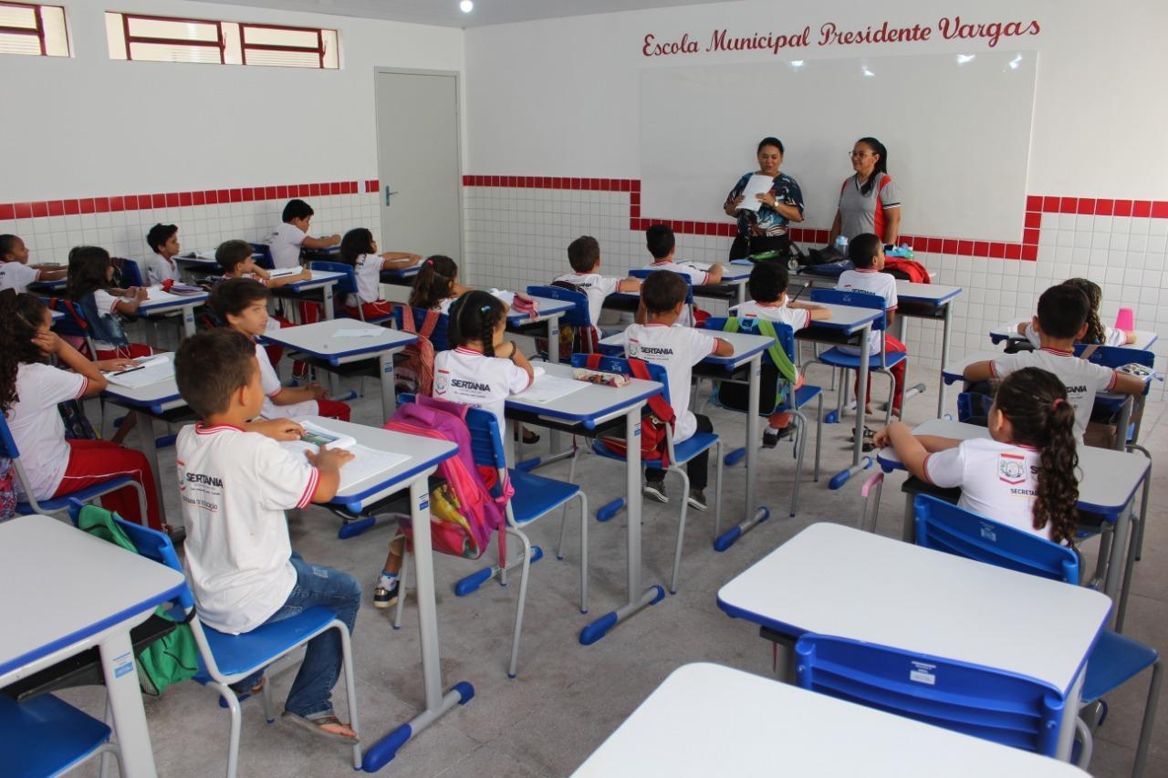 Leia mais sobre o artigo Ângelo apresenta propostas para melhoria do sistema educacional de Sertânia