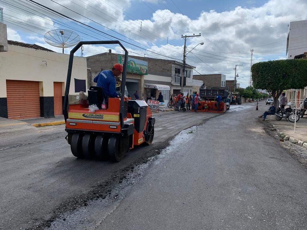 Leia mais sobre o artigo Sertânia: Av. Presidente Vargas  recebe recapeamento asfáltico