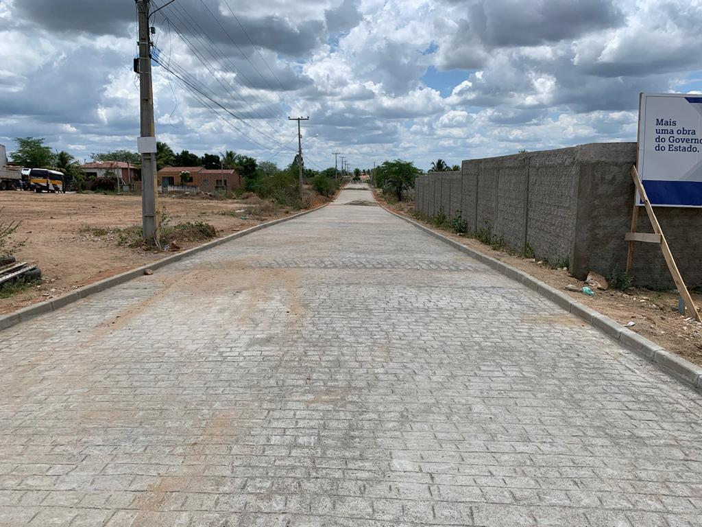 Leia mais sobre o artigo Prefeitura de Sertânia conclui calçamento da rua que liga os bairros Ferro Novo e Ferro Velho
