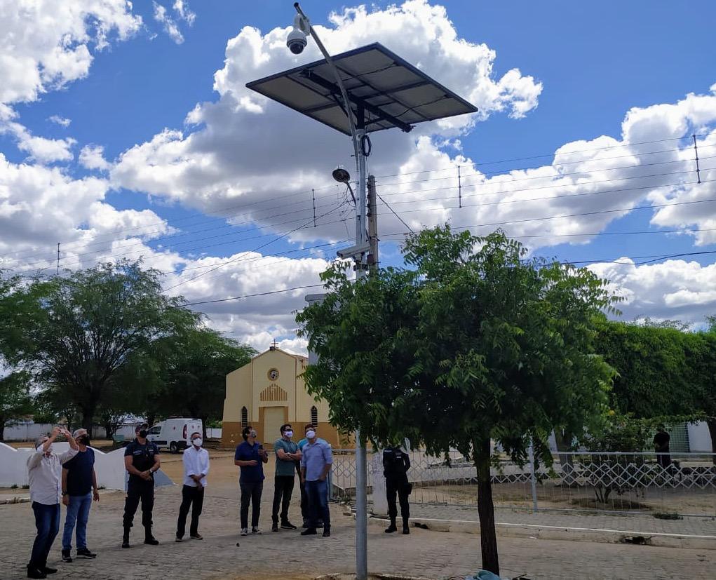 Leia mais sobre o artigo Sertânia será a primeira cidade de Pernambuco a usar energia solar nas câmeras de segurança