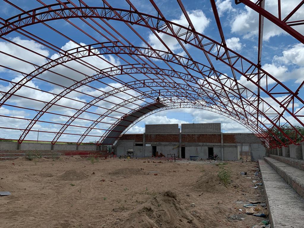 Leia mais sobre o artigo Reforma da  escola do sítio Bom Nome avança e quadra está fase de conclusão