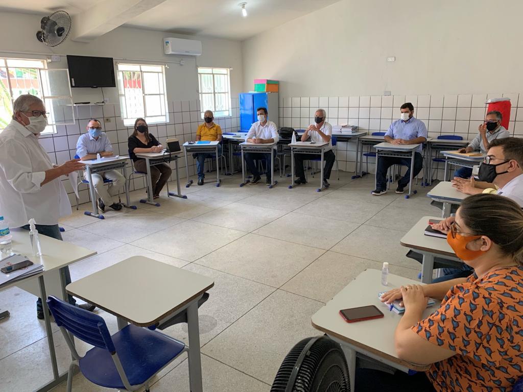 Leia mais sobre o artigo Prefeito de Sertânia se reúne com secretariado para discutir planejamento da nova gestão