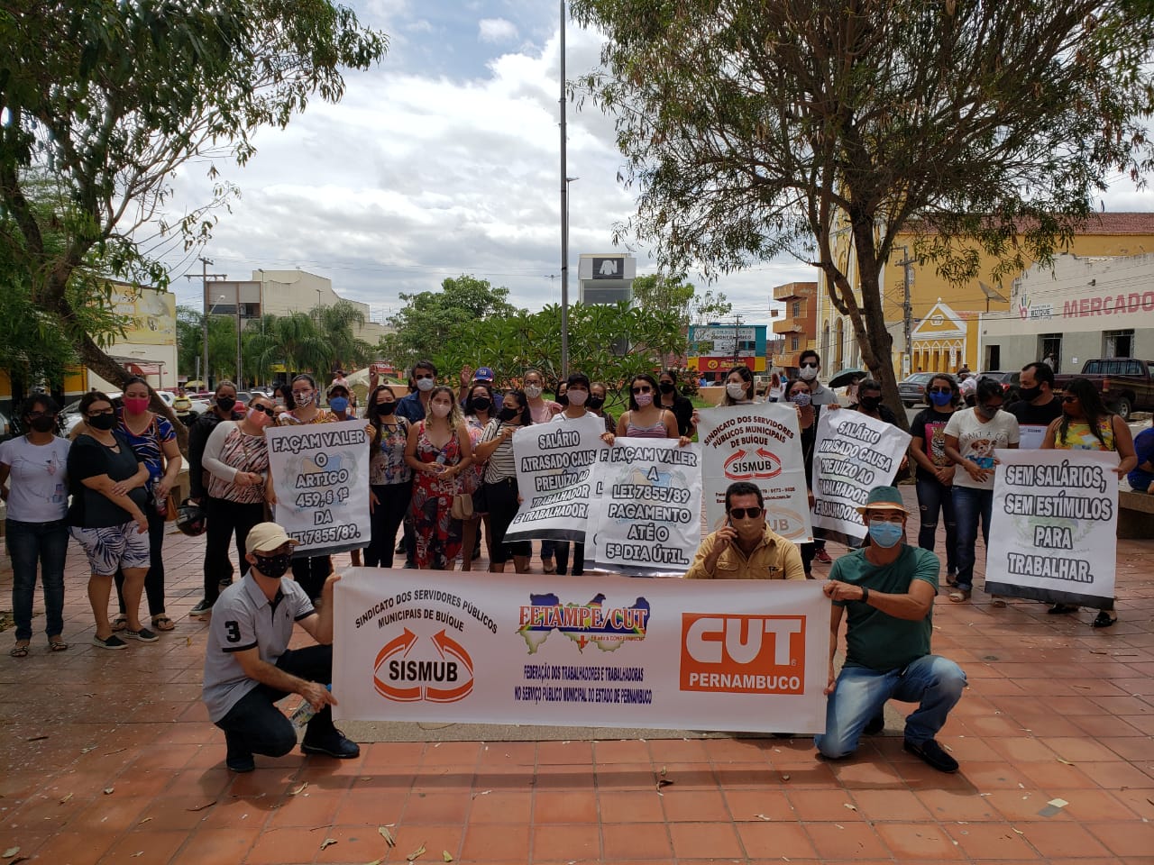 Leia mais sobre o artigo Servidores municipais de Buíque realizam protesto cobrando o pagamento atrasado do salário